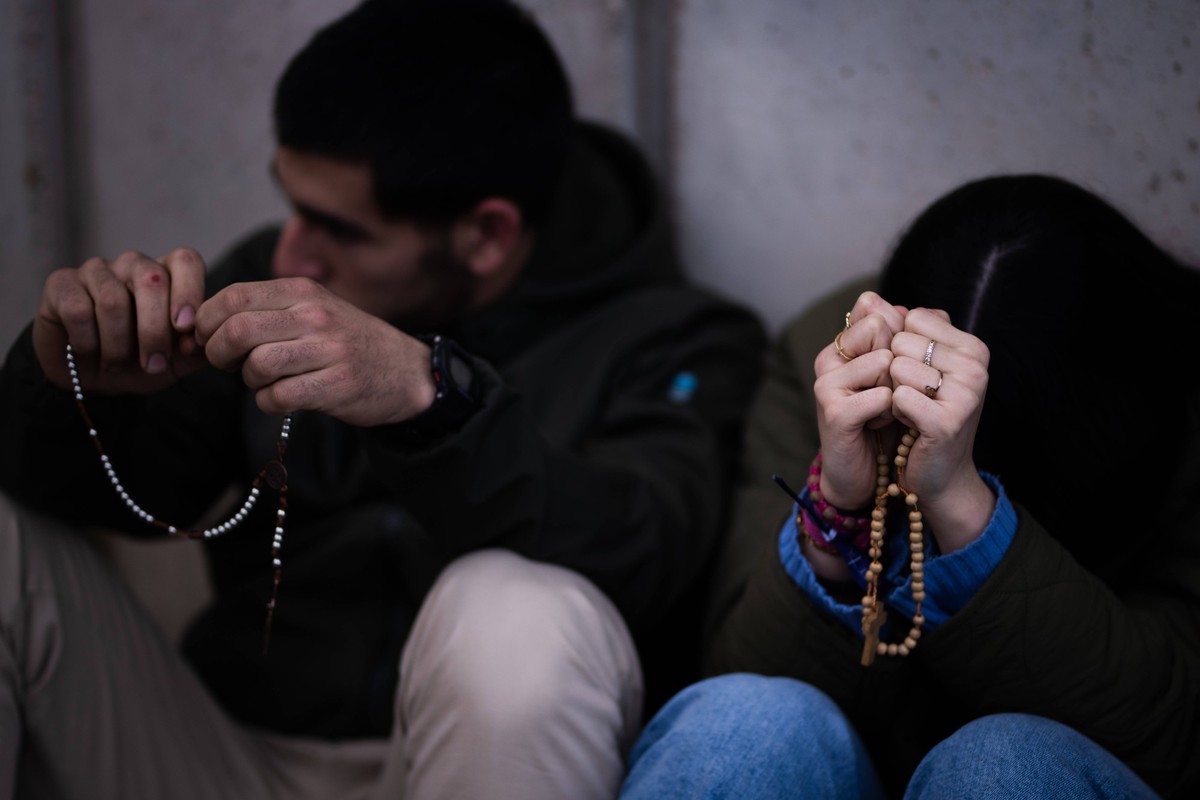 A judge in Barcelona refuses for the third time to suspend the euthanasia of Noelia Castillo Several people pray at the entrance of the hospital Sant Camil, on March 26, 2026, in Sant Pere de Ribes, B ...