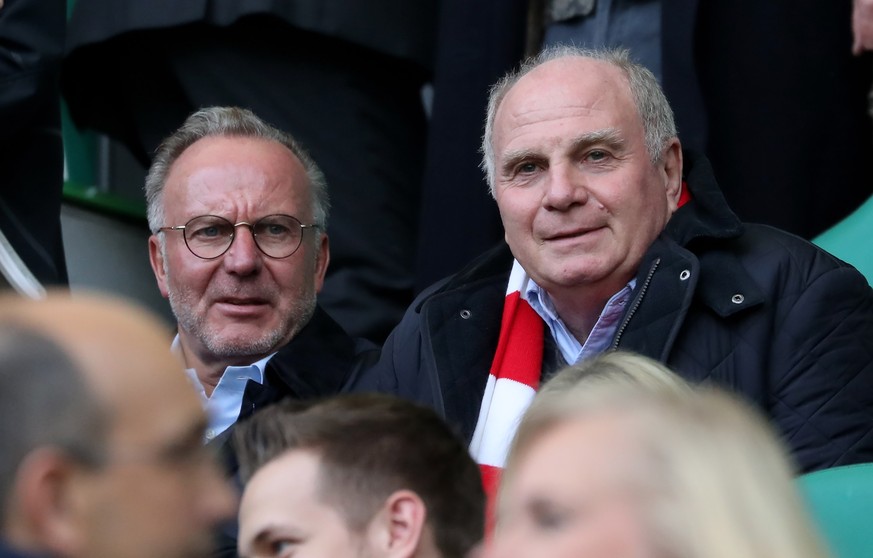 epa07106995 Bayern&#039;s chairman of the board Karl-Heinz Rummenigge (L) and president Uli Hoeness (R) during the German Bundesliga soccer match between VfL Wolfsburg and Bayern Munich in Wolfsburg,  ...