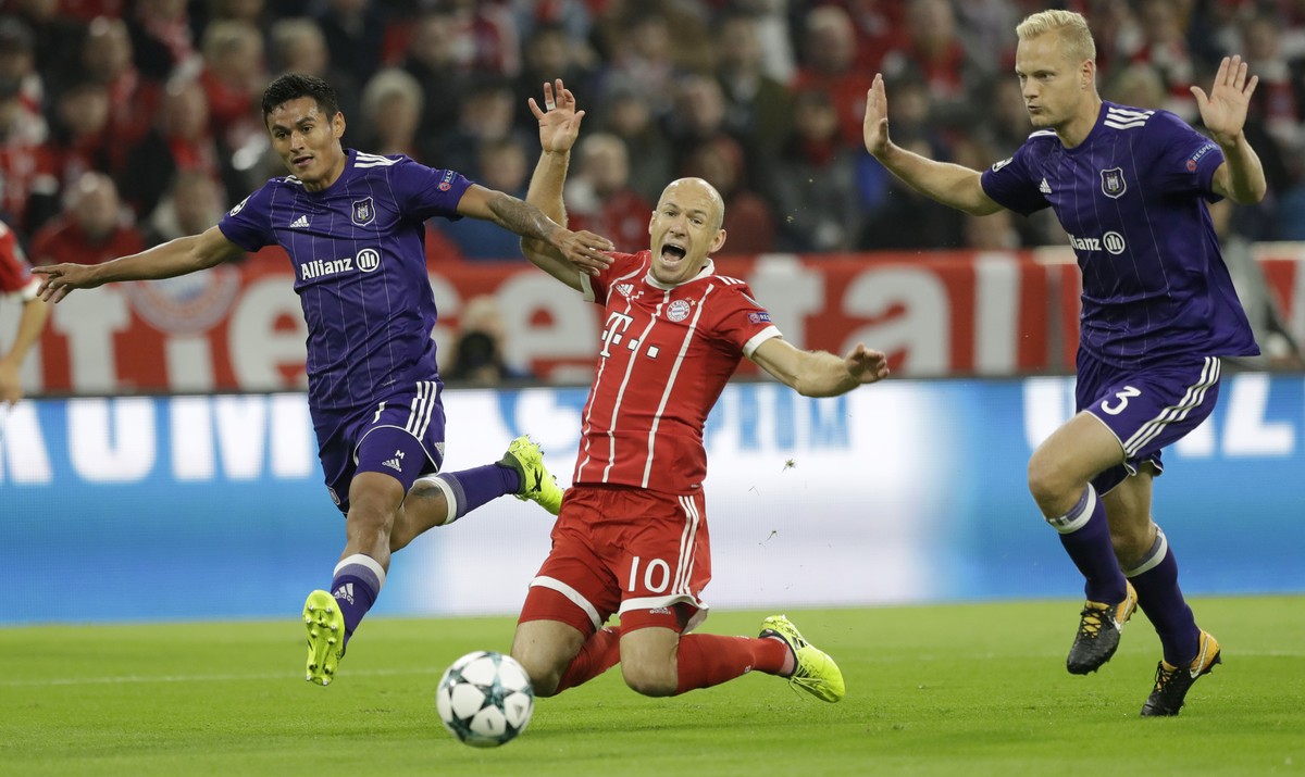 Bayern's Arjen Robben, center, is chased by Anderlecht's Olivier Deschacht, right, during a Champions League Group B soccer match between FC Bayern Munich and RSC Anderlecht in Munich, Germa ...