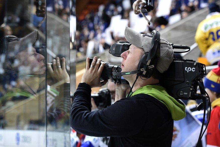 28.12.2015; Davos; Eishockey Spengler Cup - HC Lugano - Jokerit Helsinki; 
TPC-Kameramann bei der Arbeit fuer das Fernsehen
 (Urs Lindt/freshfocus)