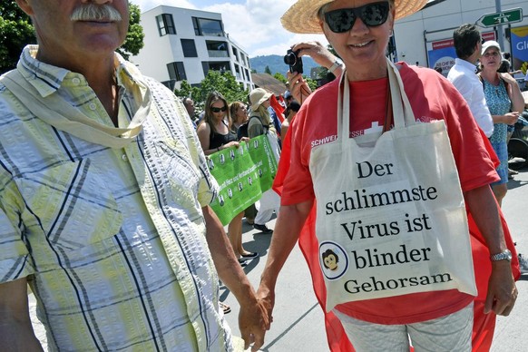 Coronamassnahmen-Gegner an einer Demonstration in Zug am Sonntag, 13. Juni 2021. (KEYSTONE/Walter Bieri)