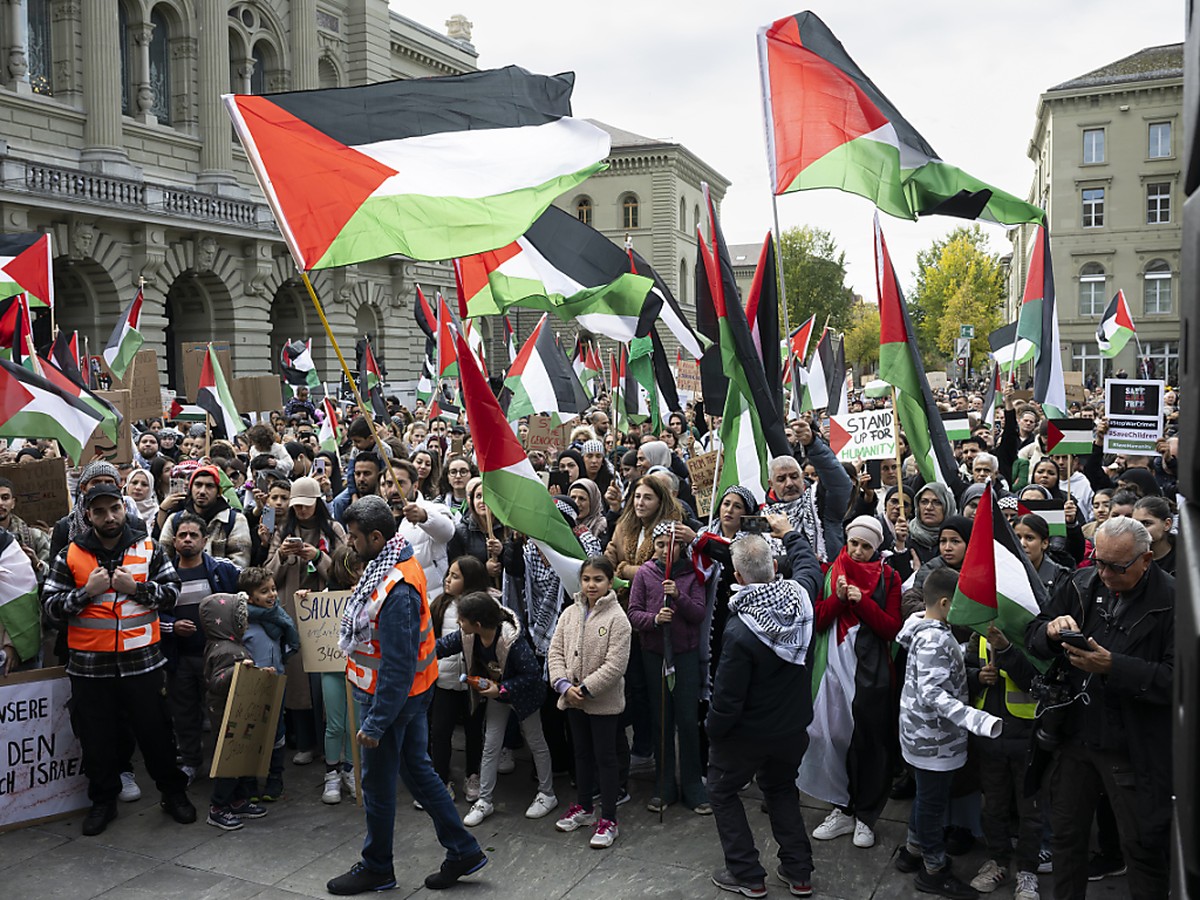 Des milliers de personnes avaient manifest