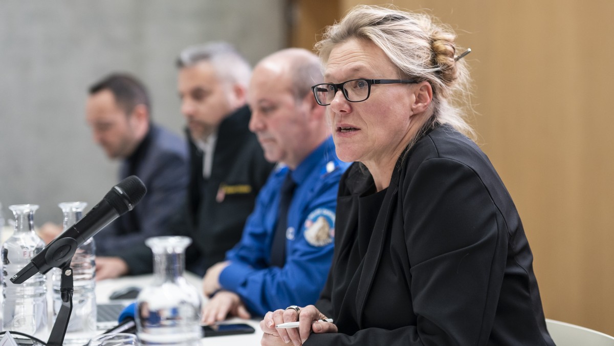 epaselect epa12620314 (L-R) Mathias Reynard, State Councillor and president of the Council of State of the Canton of Valais, Stephane Ganzer, State Councillor and head of the Department of Security, I ...