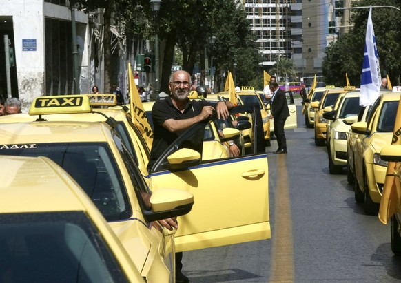 epa11283877 Taxi drivers take part in a rally of private sector workers organized by General Confederation of Greek Workers (GSEE) in Athens, Greece, 17 April 2024. Public transportation (metro, tram, ...