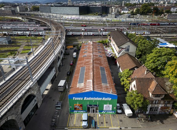 Die Yonex Badminton Halle neben dem Viadukt in Zuerich, aufgenommen am Mittwoch, 30. Juli 2025, (KEYSTONE/Michael Buholzer)
