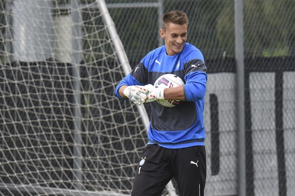 18.06.2015; Niederhasli; Fussball Super League - Training Grasshopper Club Zuerich;
Torhueter Joel Mall (GC) beim Trainingsstart mit GC. 
(Andy Mueller/freshfocus)