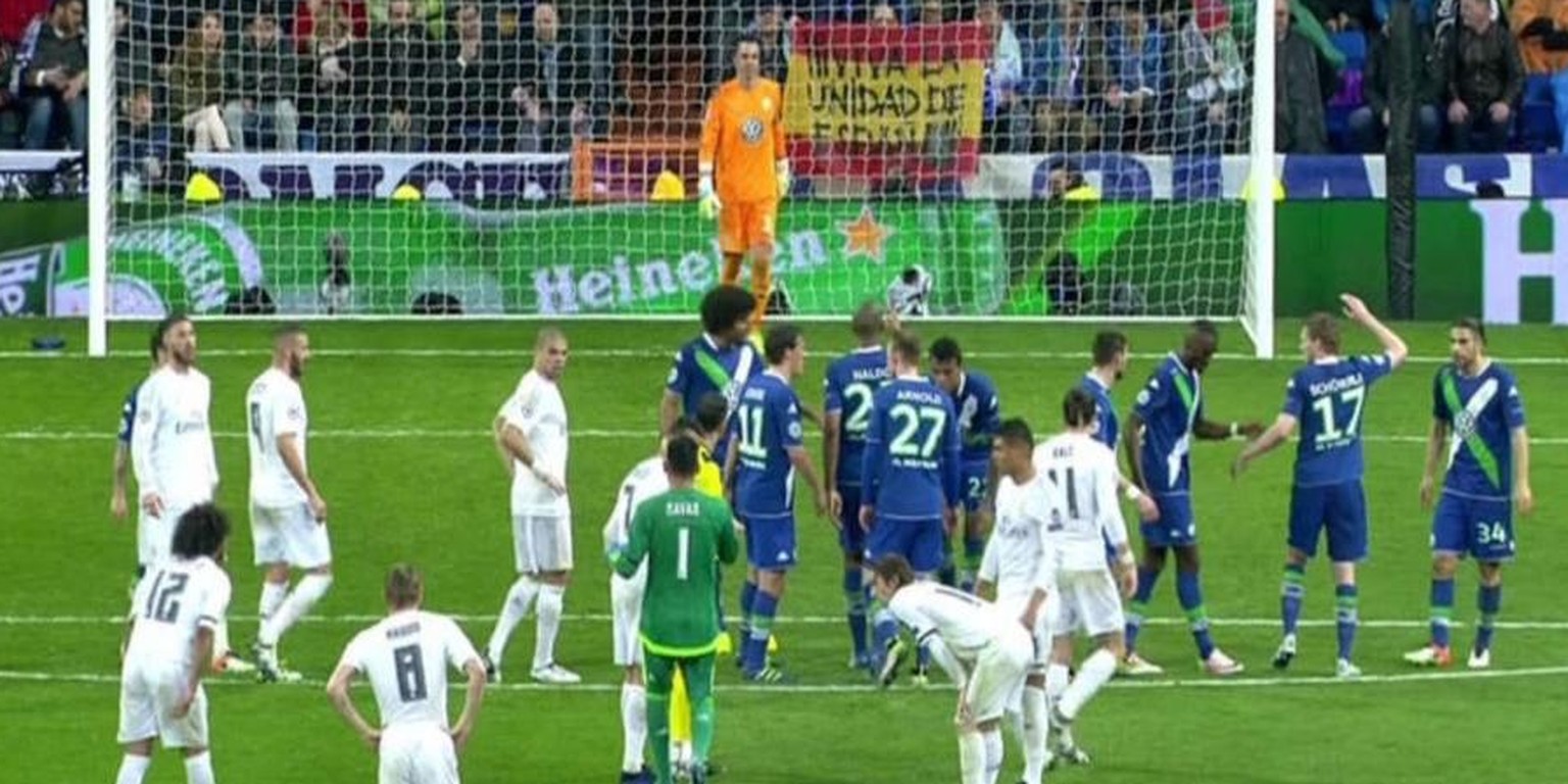 Keylor Navas gibt Cristiano Ronaldo vor dem entscheidenden Freistoss den richtigen Tipp.