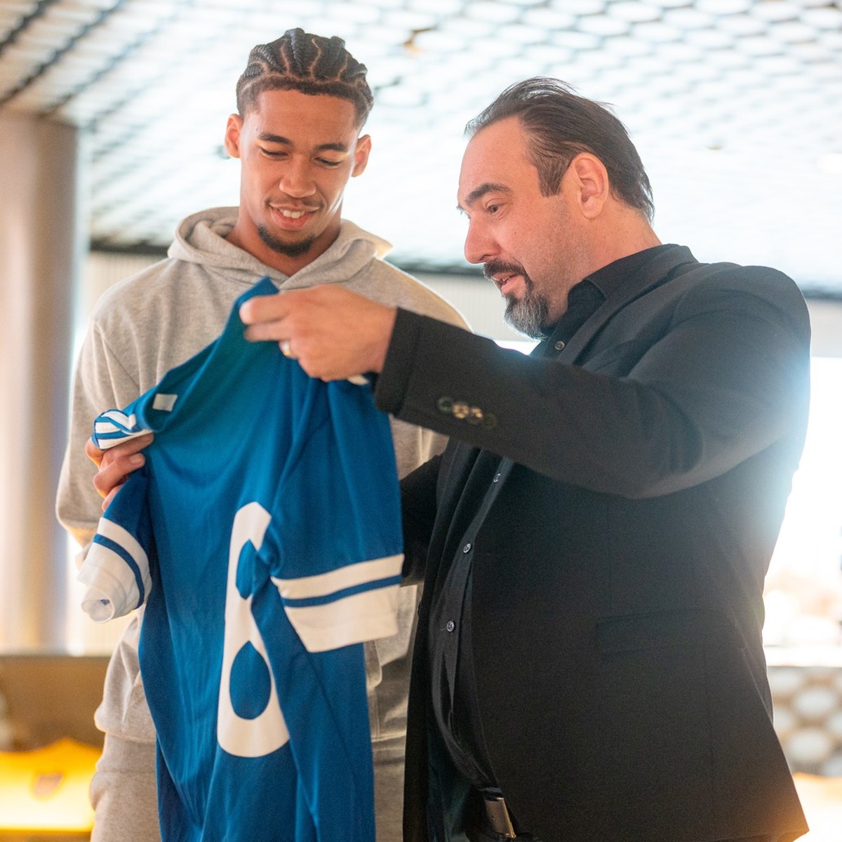 Livano Comenencia, Verteidiger des FC Zürich, war bei uns im FIFA Museum zu Gast.



Nach der sensationellen Qualifikation mit Curaçao für die FIFA Fussball-Weltmeisterschaft 2026™ – als kleinstes Lan ...