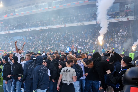 Grenzenloser Jubel bei den Zuerchern und den Fans nach dem Fussball Meisterschaftsspiel der Super League zwischen dem FC Basel 1893 und dem FC Zuerich im Stadion St. Jakob-Park in Basel, am Sonntag, 1 ...