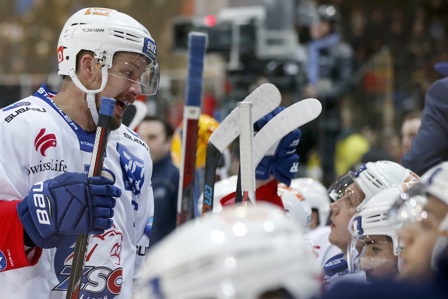 Zuerichs Mathias Seger gibz seinen Teamkollegen Anweisungen im Eishockey Meisterschaftsspiel der National League A zwischen dem SC Bern und ZSC Lions, am Samstag, 4. Februar 2017, in der Postfinance A ...