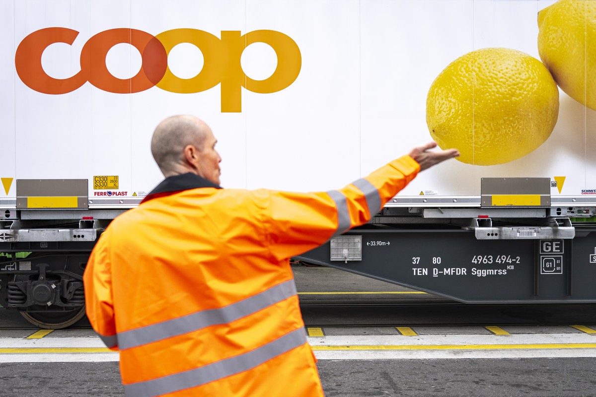 Philipp Wegmueller, Leiter Railcare wahrend einem Medienrundgang, am Freitag, 7. November 2025 in Schafisheim. Coop beliefert neu auch ueber 70 Verkaufsstellen in der Stadt Zuerich per Bahn. (KEYSTONE ...