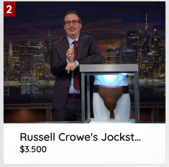Objekte, die von «Last Week Tonight» versteigert werden, um den öffentlich-rechtlichen Rundfunk in den USA zu unterstützen. Aus dem Staffelfinale 2025 (16. November 2025). John Oliver.