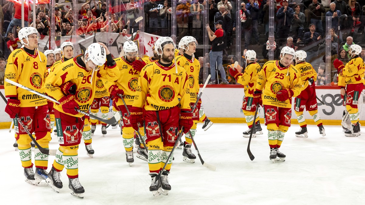 Tigers' players look disappointed after losing against the team Lausanne, during the seventh leg of the National League Swiss Championship quarter final playoff game between Lausanne HC, LHC, and ...