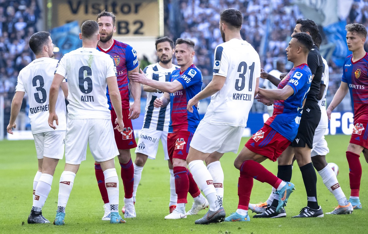 Hitzige Diskussionen im Fussball Meisterschaftsspiel der Super League zwischen dem FC Basel 1893 und dem FC Zuerich im Stadion St. Jakob-Park in Basel, am Sonntag, 1. Mai 2022. (KEYSTONE/Georgios Kefa ...
