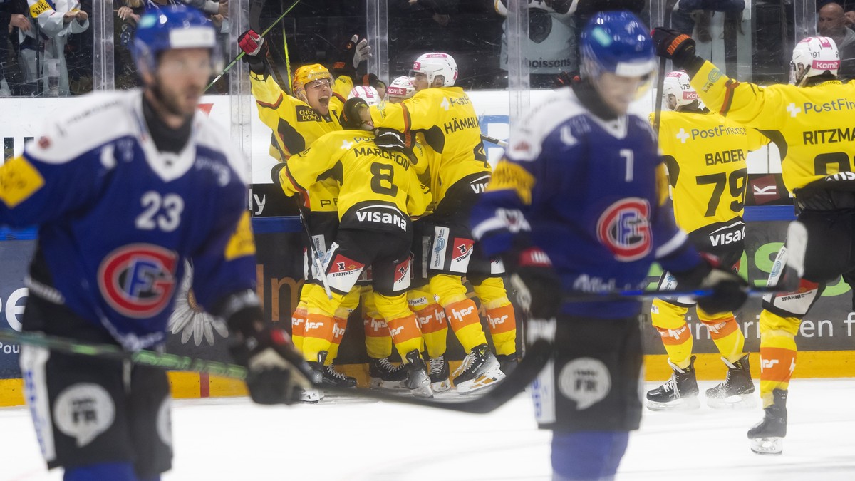 Berns Spieler jubeln ueber den Siegtreffer zum 3-4 in der Verlaengerung im sechsten Eishockey Playoff Viertelfinalspiel der National League zwischen dem HC Fribourg Gotteron und dem SC Bern, am Montag ...