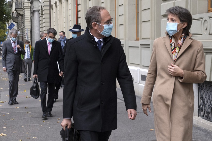 CAPTION CORRECTION: CORRECTS NAME - Bundespraesidentin Simonetta Sommaruga, rechts, und Christian Rathgeb, Praesident der Konferenz der Kantonsregierungen, auf dem Weg zu einer Medienkonferenz anlaess ...