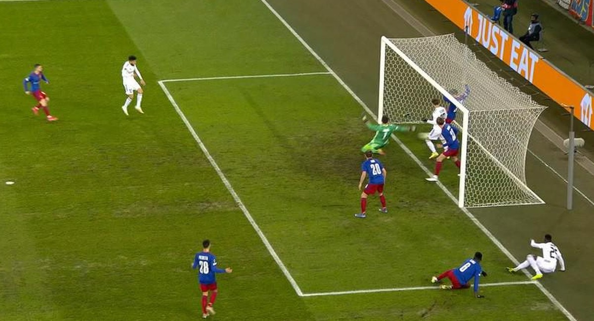 Das Standbild zeigt: Der Ball war mindestens einen halben Meter hinter der Linie.