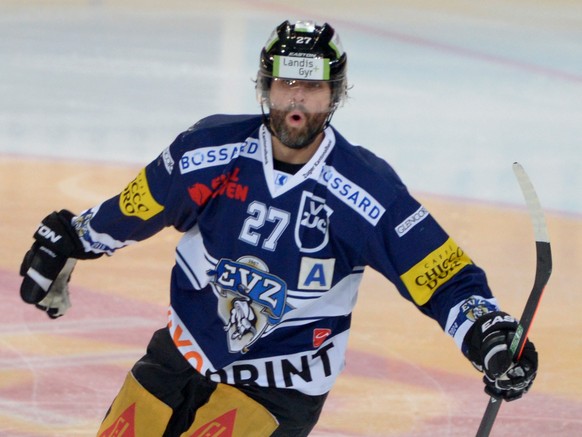 ARCHIV --- ZUR SPERRE VON ACHT SPIELEN FUER ZUGS JOSH HOLDEN STELLEN WIR IHNEN FOLGENDES BILD ZUR VERFUEGUNG --- Der Zuger Josh Holden feiert das 1:0 fuer Zug, im Eishockey Mesterschaftsspiel zwischen ...