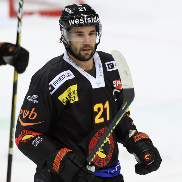 Berns Simon Moser, jubelt nach seinem Tor (2-2), beim Eishockey-Testpiel zwischen dem SC Bern und Red Bull Muenchen in der Postfinance Arena in Bern, am Sonntag, 6. September 2020. (KEYSTONE/Anthony A ...