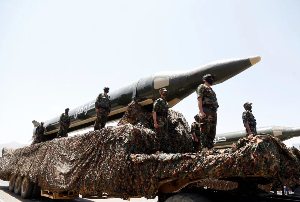 Houthi-Käpfer präsentieren ihre Schlagkraft bei einer Militärparade am 21. September 2023 in Sanaa, Jemen.