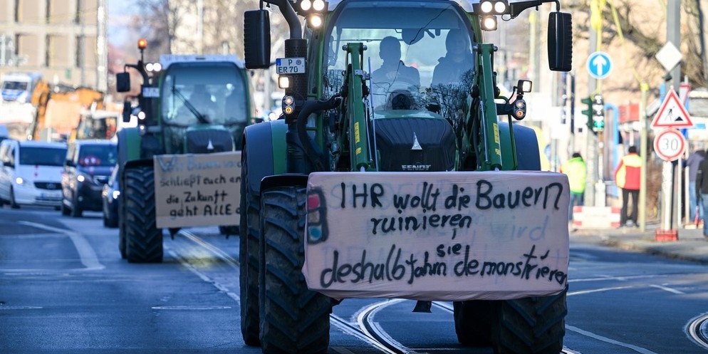 In ganz Deutschland gehen Bauern auf die Barrikaden und protestieren gegen die Politik der Ampel-Regierung. Diese plant, Agrarsubventionen abzubauen, was deutsche Landwirte ärgert. Am Montagmorgen hab ...