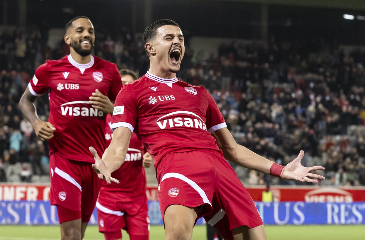 Elmin Rastoder (FCT) jubelt nach seinem Tor zum 2-1 im Super League Spiel zwischen dem FC Thun und dem FC Sion, in der Stockhorn Arena in Thun, am Samstag, 1. November 2025. (KEYSTONE/Anthony Anex)