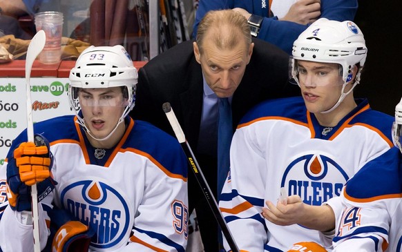 Edmonton Oilers&#039; head coach Ralph Krueger, centre, talks to Taylor Hall, right, as Ryan Nugent-Hopkins, looks on during the third period of an NHL hockey game against the Vancouver Canucks in Van ...