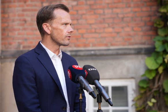 epa12399548 Danish Justice Minister Peter Hummelgaard speaks with the media outside the Ministry of Justice in Copenhagen, Denmark, 23 September 2025, following the closure of Copenhagen Airport on 22 ...