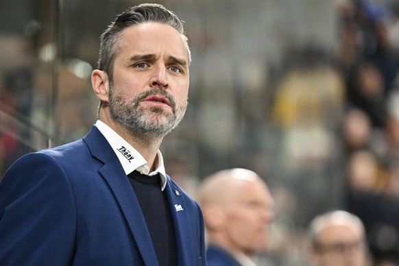 Head Coach Josh Holden (HCD) beim sechsten Eishockey Playoff Halbfinalspiel der National League zwischen dem HC Davos, HCD, und den ZSC Lions, ZSC, am Donnerstag, 10 April 2025, in der zondacrypto-Are ...