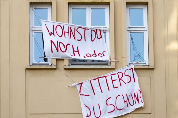 10.12.2018, Berlin: Plakate gegen den Verkauf von Mietwohnungen an die Deutsche Wohnen SE haengen an einer Gebaeudefassade in der Karl-Marx-Allee. Immer oefter begehren Menschen in Berlin gegen steige ...