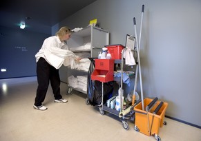Eine Frau mit Behinderung bei ihrer Arbeit im Hotel Breite in Basel.