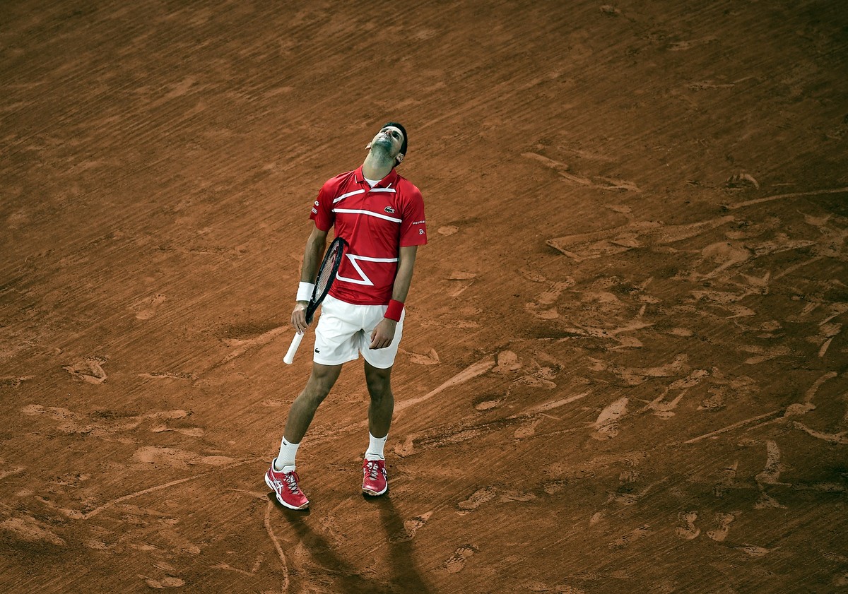 epa08732814 Novak Djokovic of Serbia reacts as he plays Stefanos Tsitsipas of Greece during their men?s semi final match during the French Open tennis tournament at Roland ?Garros in Paris, France, 09 ...