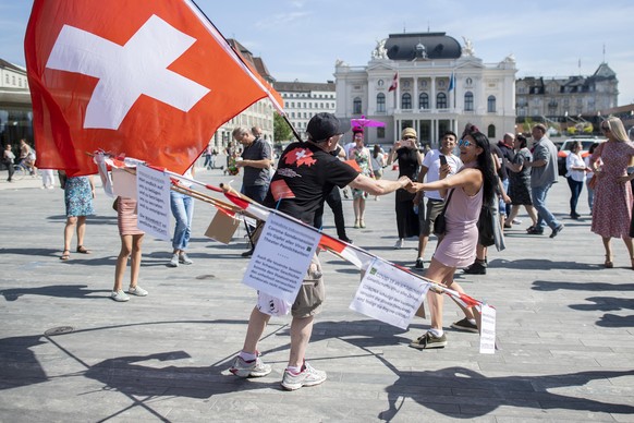 Auch auf dem Sechselaeutenplatz in Zuerich haben sich am Samstag, 9. Mai 2020 ueber hundert Menschen versammelt und gegen den Corona-Lockdown demonstriert, ein Demonstrant traegt einen selbstgemachten ...