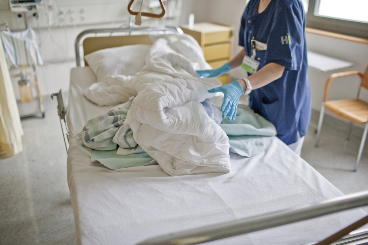 ARCHIV – ZUR SOMMERSESSION 2017 STELLEN WIR IHNEN FOLGENDES BILDMATERIAL ZUR VERFUEGUNG - A clinic employee changes a patient's bedlinen at the intensive care unit of the clinic in Flawil in the  ...