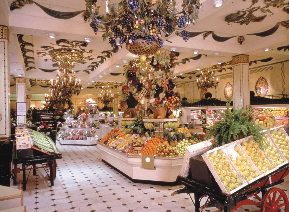 Bildnummer: 60043059 Datum: 01.01.1900 Copyright: imago/United Archives International
HARRODS KNIGHTSBRIDGE LONDON MOHAMMAD AL FAYED kbdig 1900 quer Chandaliers Display Expensive Food department Frui ...