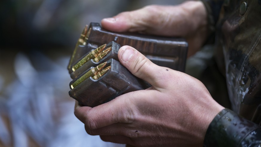ARCHIV -- ZUM TAGESGESCHAEFT DER HERBSTSESSION AM MITTWOCH, 26. SEPTEMBER 2018, STELLEN WIR IHNEN FOLGENDES THEMENBILD ZUR VERFUEGUNG -- An infantry recruit holds magazines with ammunition in his hand ...