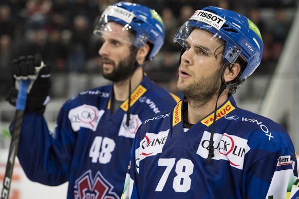 Biels Verteidiger Marc-Antoine Pouliot, rechts, und Biels Stuermer Philipp Wetzel, links, nach der 1-3 Niederlage, waehrend dem Eishockey Meisterschaftsspiel der National League A zwischen dem HC Biel ...