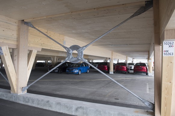 Autos stehen im weltweit ersten Parkhaus aus Holz, am Dienstag, 12. Dezember 2017, in Studen. Drei 51 mal 165 Meter grosse Parkebenen getragen von Holzstuetzen schichten sich uebereinander und bietet  ...