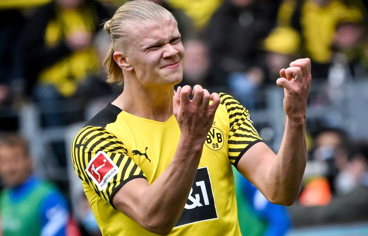 epa09918656 Dortmund's Erling Haaland reacts during the German Bundesliga soccer match between Borussia Dortmund and VfL Bochum at Signal Iduna Park in Dortmund, Germany, 30 April 2022. Harland&# ...