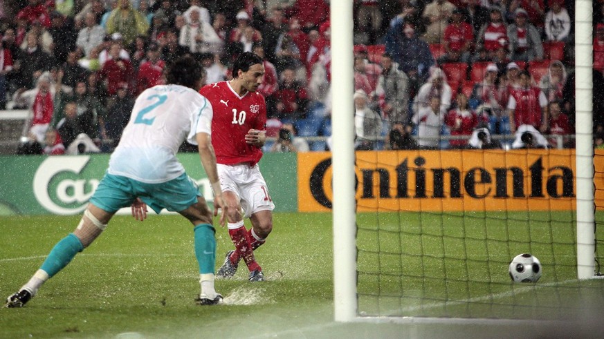 In einer epischen Wasserschlacht bringt Hakan Yakin die Schweiz gegen die Türkei in Führung. Nach der Niederlage ist die Nati schon nach zwei Spielen ausgeschieden, der erste Sieg an einer EM (gegen P ...