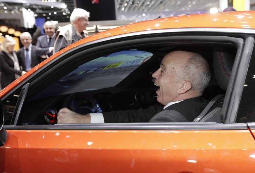 Der Bundespräsident eröffnet traditionell den Autosalon: Im Jahr 2013 war es, mit sichtlicher Freude, SVP-Magistrat Ueli Maurer.