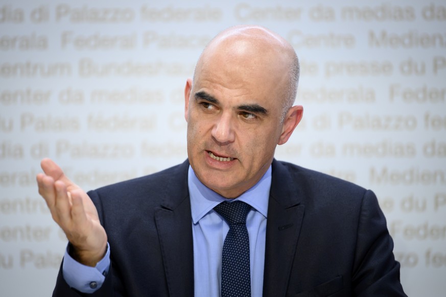 Bundesrat Alain Berset spricht an einer Medienkonferenz ueber die neusten Entscheide des Bundesrates zur Coronavirus-Pandemie, am Freitag, 1. Oktober 2021, im Medienzentrum Bundeshaus in Bern. (KEYSTO ...