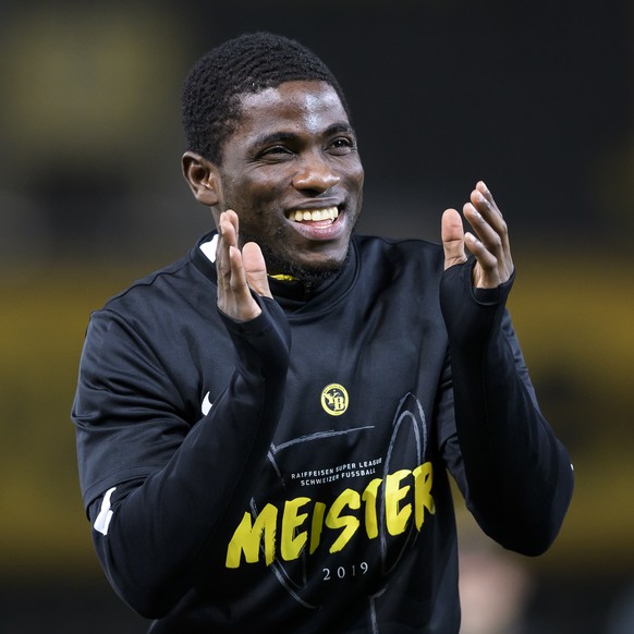 YBs Roger Assale laesst sich von den YB-Fans feiern, nach der Ankunft, am Sonntag 14. April 2019, im Stade de Suisse in Bern. (KEYSTONE/Anthony Anex)