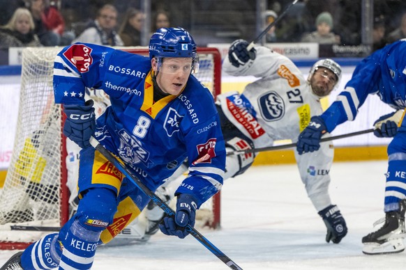 Fredrik Olofsson, vorne, von Zug im Spiel gegen Zaccheo Dotti, hinten, von Ambri beim Eishockey Qualifikationsspiel der National League zwischen dem EV Zug und dem HC Ambri-Piotta am Freitag, 24. Janu ...