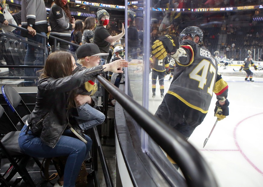 Vegas Golden Knights left wing Sven Baertschi (47) is greeted by his wife, Laura, and son Callan, 2, when taking the ice prior to the start of an NHL hockey preseason game against the San Jose Sharks, ...