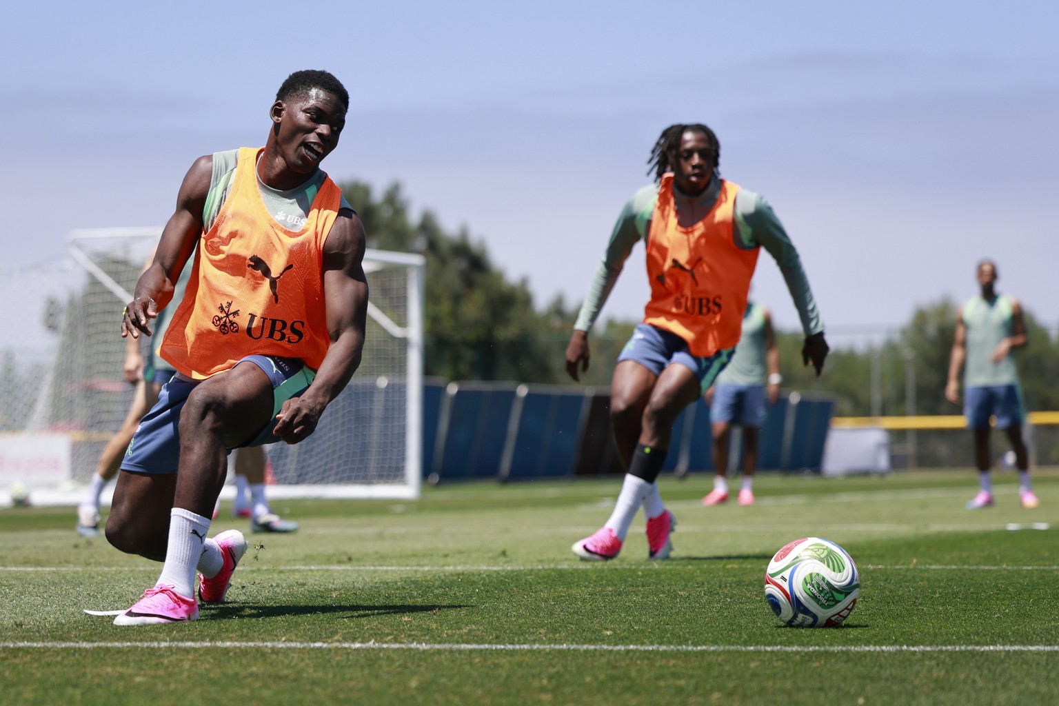 epaselect epa13027317 Switzerland's Breel Embolo (L) and Johan Manzambi in action during a training session of the Swiss national soccer team at the SDJA in San Diego, California, USA, 09 June 20 ...