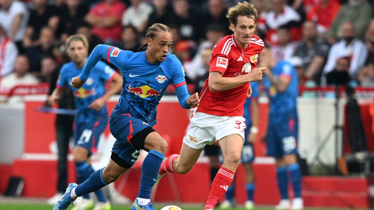 epa10838258 Leipzig's Xavi Simons (L) in action against Union?s Alex Kral (R) during the German Bundesliga soccer match between Union Berlin and RB Leipzig in Berlin, Germany, 03 September 2023.  ...