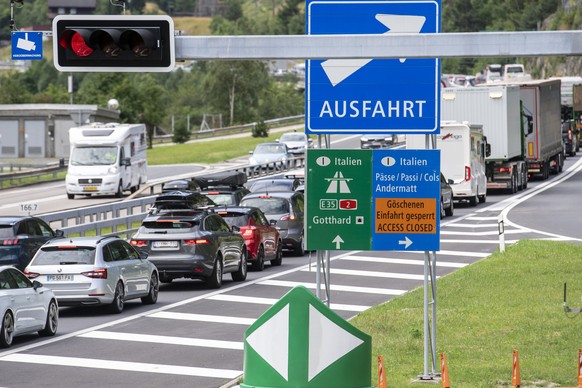 Der Ferienreiseverkehr staut sich vor dem Gotthard-Tunnel in Richtung Sueden bei der Autobahneinfahrt in Wassen im Kanton Uri auf mehreren Kilometern, am Samstag, 8. Juli 2023 in Wassen. (KEYSTONE/Urs ...