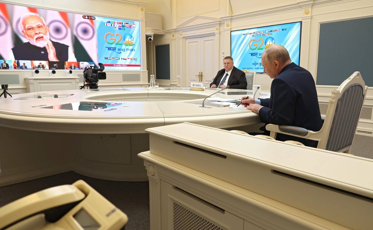Le vice-premier ministre russe Aleksey Overchuk (G) et le président russe Vladimir Poutine assistent à un sommet extraordinaire du G20 par liaison vidéo