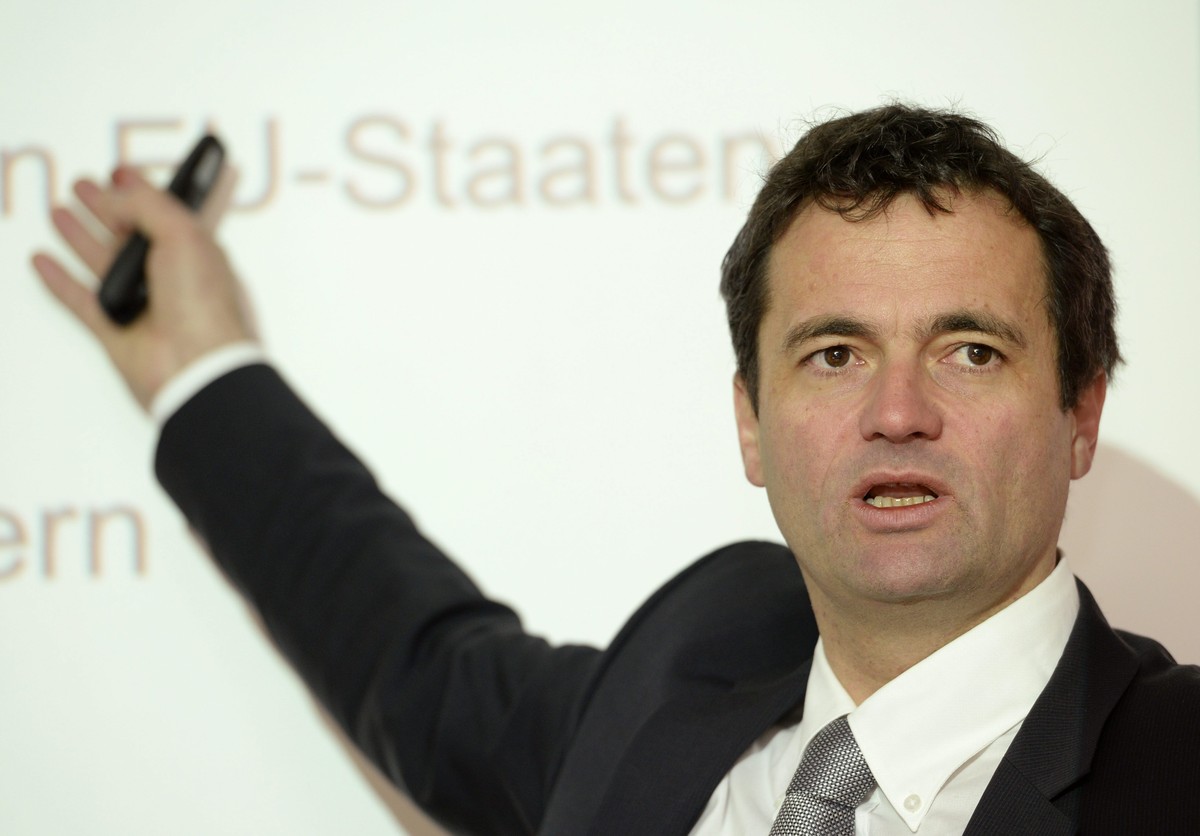 Rudolf Minsch, Chefoekonom economiesuisse, referiert anlaesslich einer Pressekonferenz "Wirtschaftslage und konjunktureller Ausblick 2014", am Montag, 2. Dezember 2013, in Zuerich. (KEYSTONE ...
